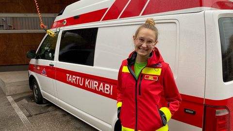 Arst-resident Kelly Hiibus tõdeb, et iga erakorralise meditsiini arst peaks töötama kiirabis. Arst-resident Kelly Hiibus tõdeb, et iga erakorralise meditsiini arst peaks töötama kiirabis.