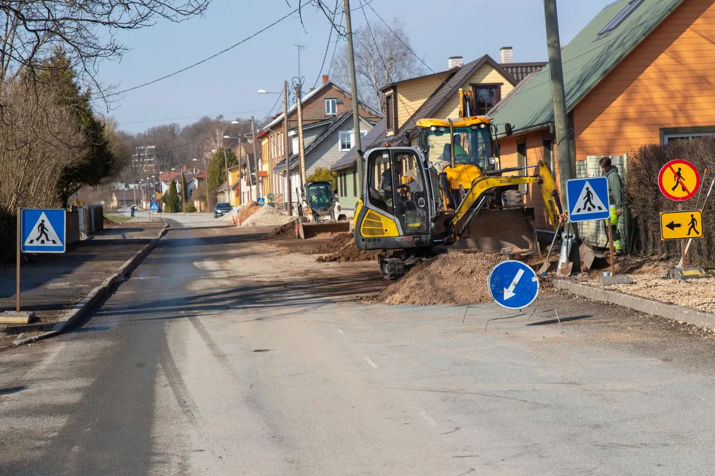 Tartu tänava kõnniteel käivad elektritööd. Kaeveluba on väljastatud augusti lõpuni.
