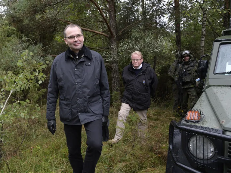 Soome kaitseminister Jussi Niinistö (esiplaanil) ja tema Rootsi ametivend Peter Hultqvist septembris toimunud õppusel Aurora.