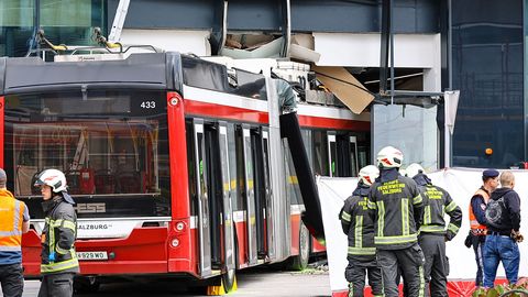 Lielveikalā Austrijā ietriecies trolejbuss. Miris viens cilvēks