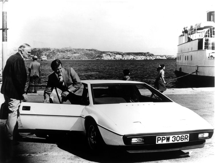 Roger Moore ja Desmond LLewelyn 1977. aasta filmis «The Spy Who Loved Me». Pildil on ka Lotus Esprit sportauto.