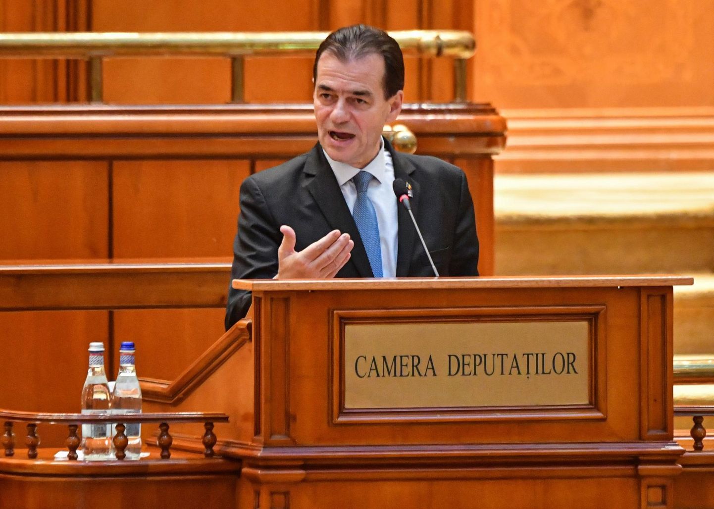 Ludovic Orban Rumeenia parlamendi kõnetoolis.