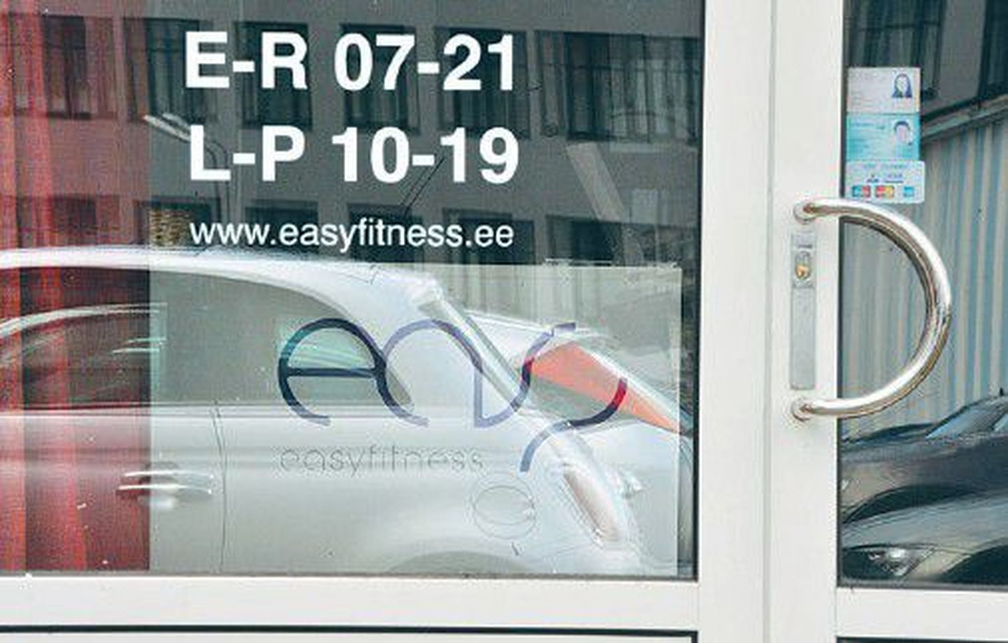 Дверь спортклуба Easy Fitness заперта — ни клиентам, ни работникам фирмы туда больше не попасть.
