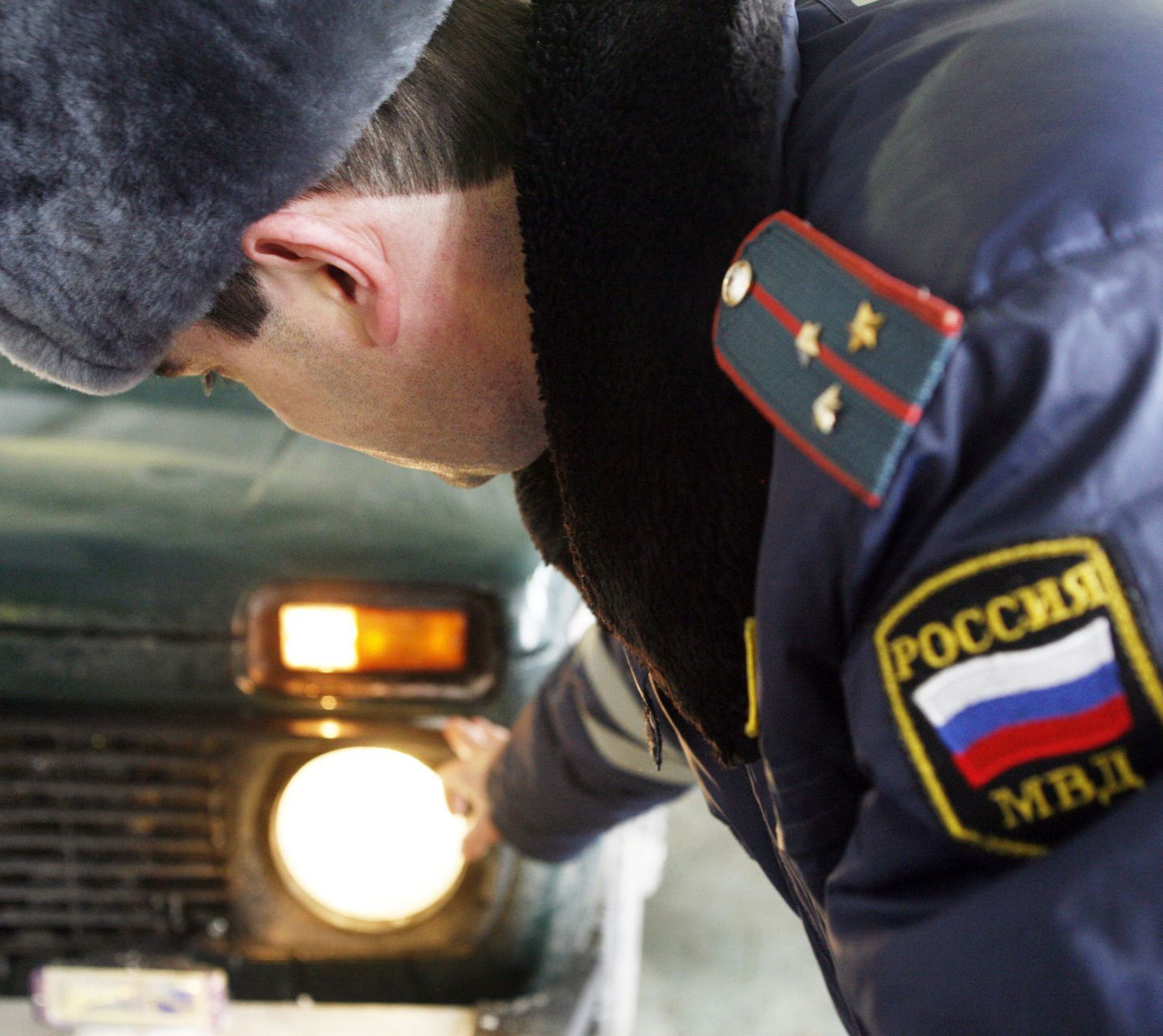 Vene liiklusmiilitsa töötaja sõidukit kontrollimas.