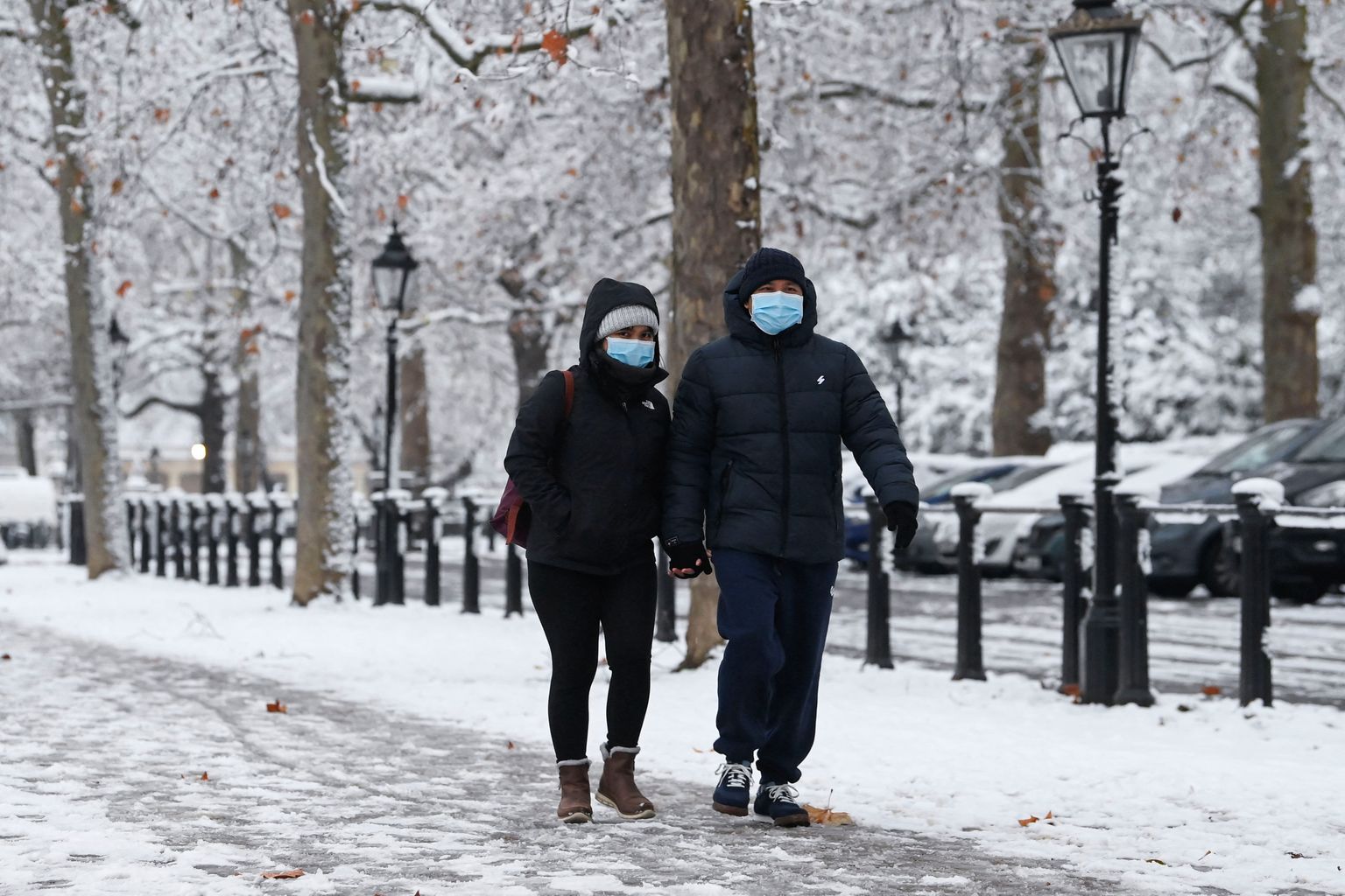 Suurbritanniat tabas külmalaine ja lumetorm. Pildil inimesed Londonis 12. detsembril 2022