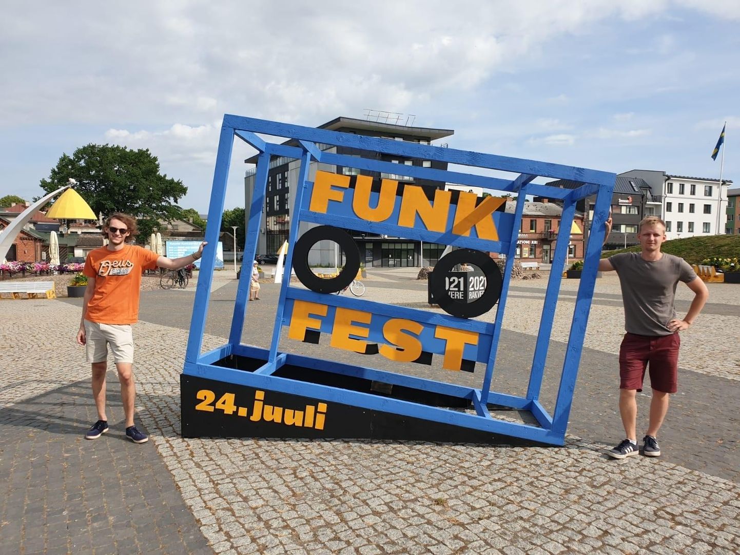 Kasseti sättisid Funkfesti auks Keskväljakule Mikael Ristmets (vasakul) ja Johannes Pihlak.