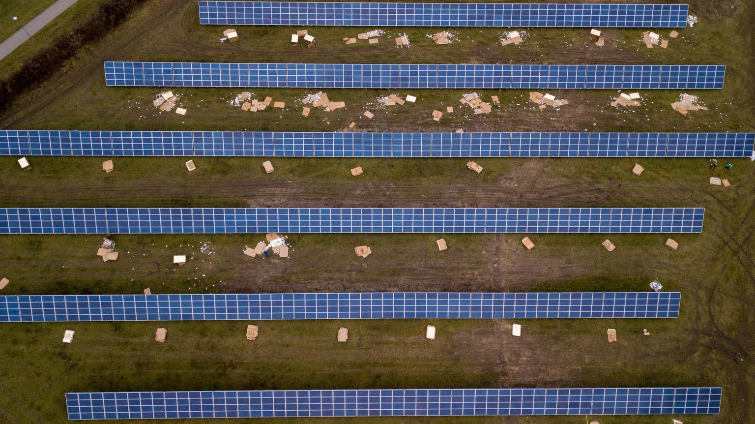 Päikesepaneelid Järvamaal Türi-Alliku päikesepargis.
