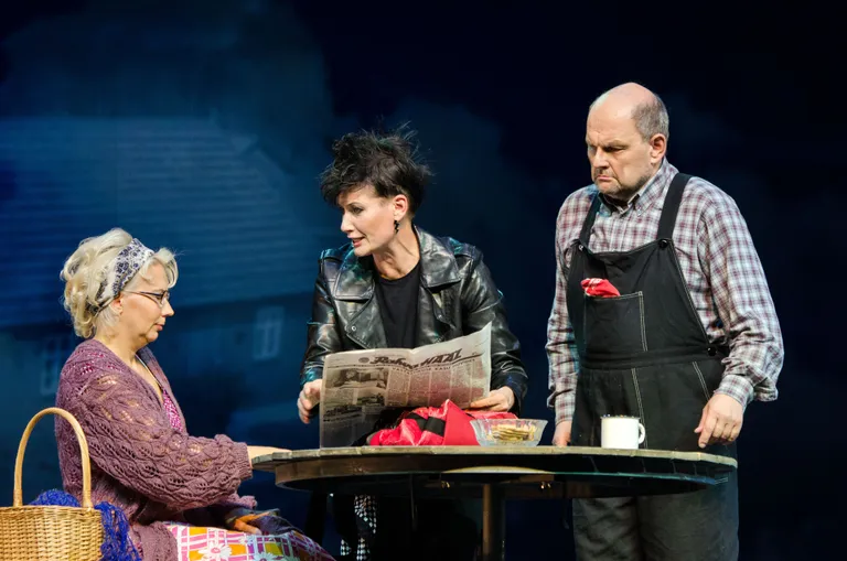 Ema (Helen Lokuta), tütar (Janne Ševtšenko) ja isa (Jassi Zahharov) ooperis «Pilvede värvid».