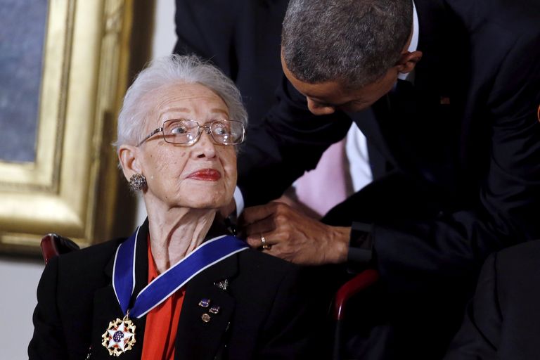 USA president Barack Obama andsi 2015 NASA matemaatikule Katherine Johnsonile Presidendi vabadusmedali (Presidential Medal of Freedom)