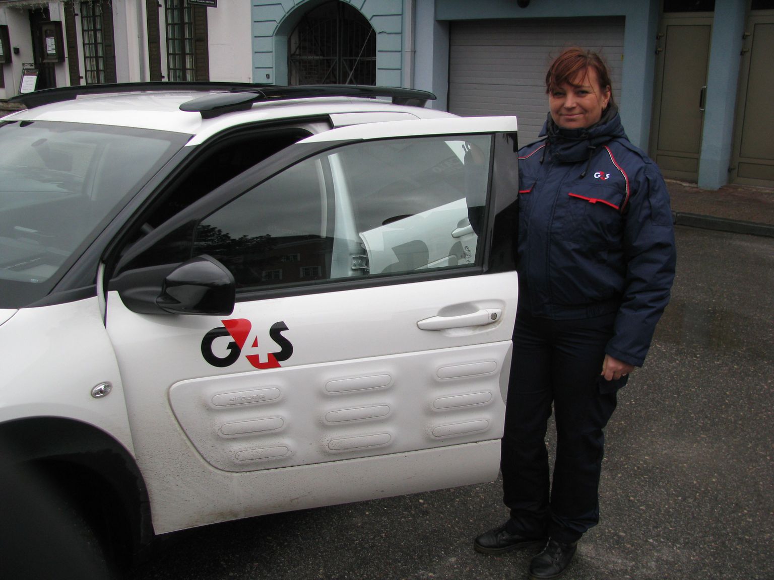 AS G4S Eesti personalidirektor Irene Metsis tõmbas selga univormi ja tuli Pärnusse kolleegide tööga tutvuma.