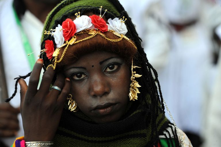 Samuti erinevad traditsioonilised rõivad rahvusrühmiti. Rahvariides Alžeeria tuareegi naine.