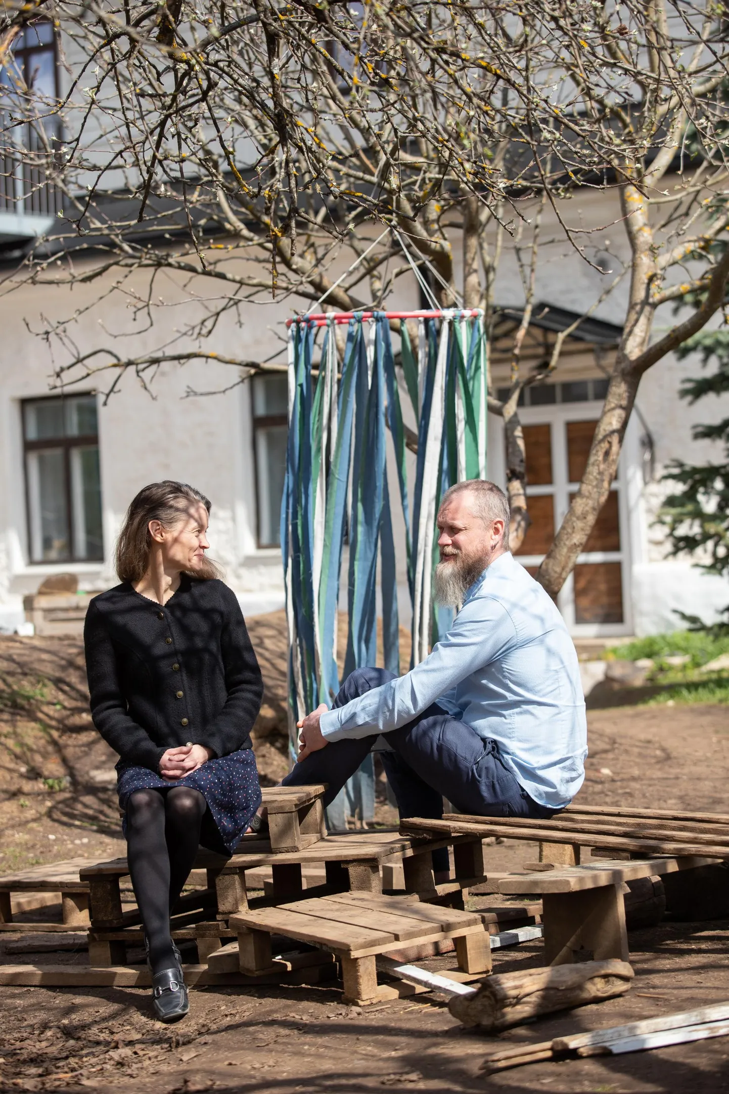 Liis Priks ja Paul Priks Rakvere Waldorfi ­kooli hoovis Vallikraavi tänaval.