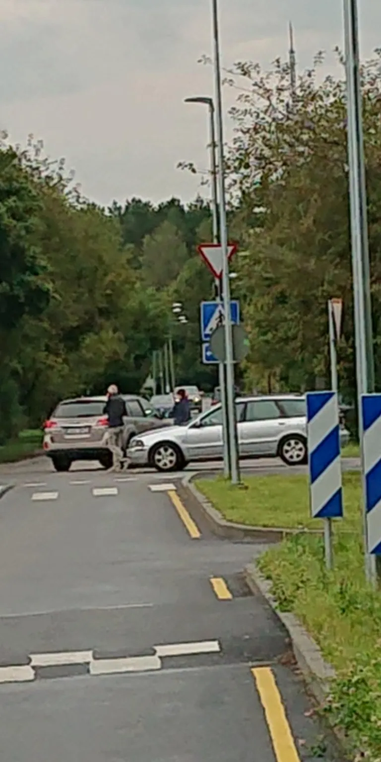 Pärnus Mai tänaval mõlgiti plekki.