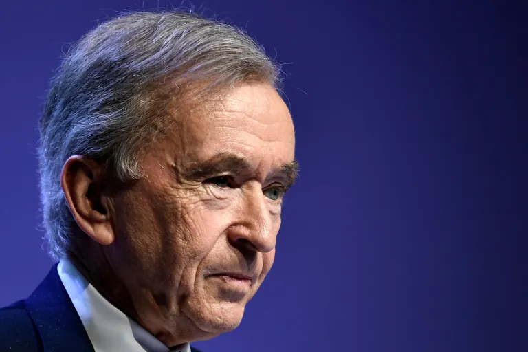 Luksuskaupade grupi LVMH juht Bernard Arnault selle aasta alguses ettevõtte eelmise aasta rekordilisi tulemusi esitlemas. Ettevõtte käive oli rekordiline 86,2 miljardit eurot ning kasum 15,2 miljardit eurot.