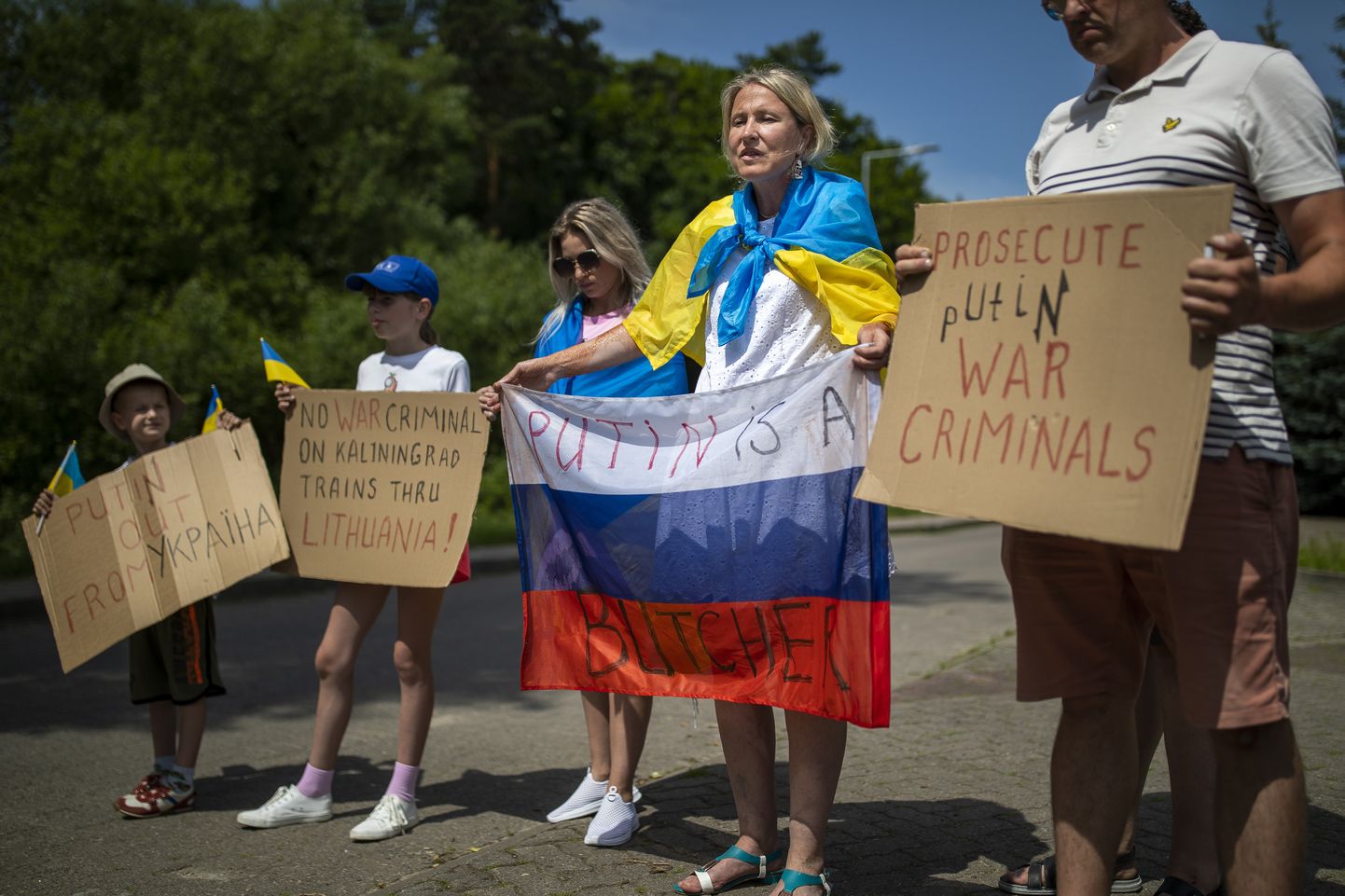 Meeleavaldus Venemaa saatkonna ees Vilniuses 1. juulil.