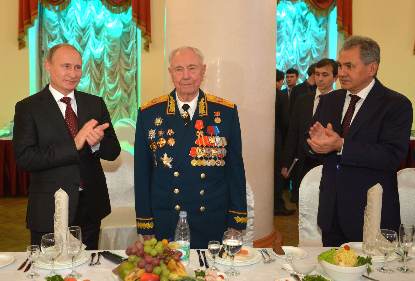 Venemaa president Valdimir Putin (vasakul) käis marssal Dmitri Jazovit (keskel) kahe aasta eest isiklikult 90. sünnipäeval õnnitlemas. Peolaua ääres oli ka kaitseminister Sergei Šoigu.