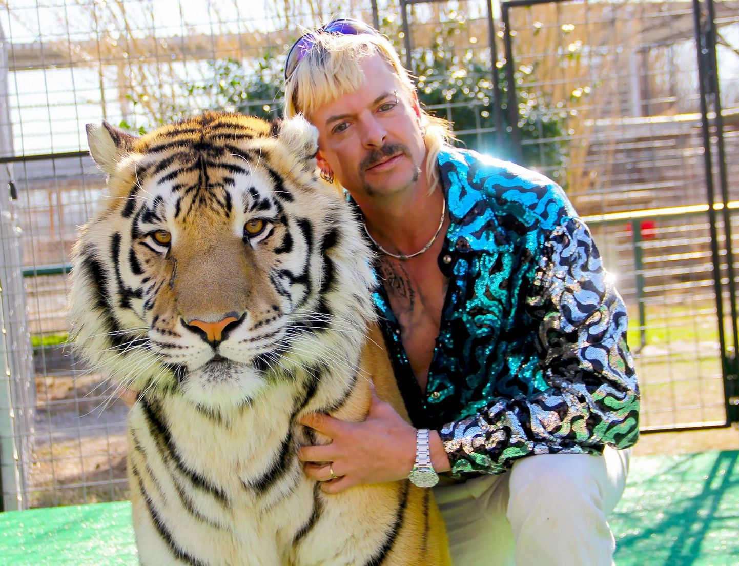 Netflixi populaarsest sarjast «Tiger King» tuntud Joseph «Joe Exotic» Maldonado-Passage koos ühe oma tiigriga.
