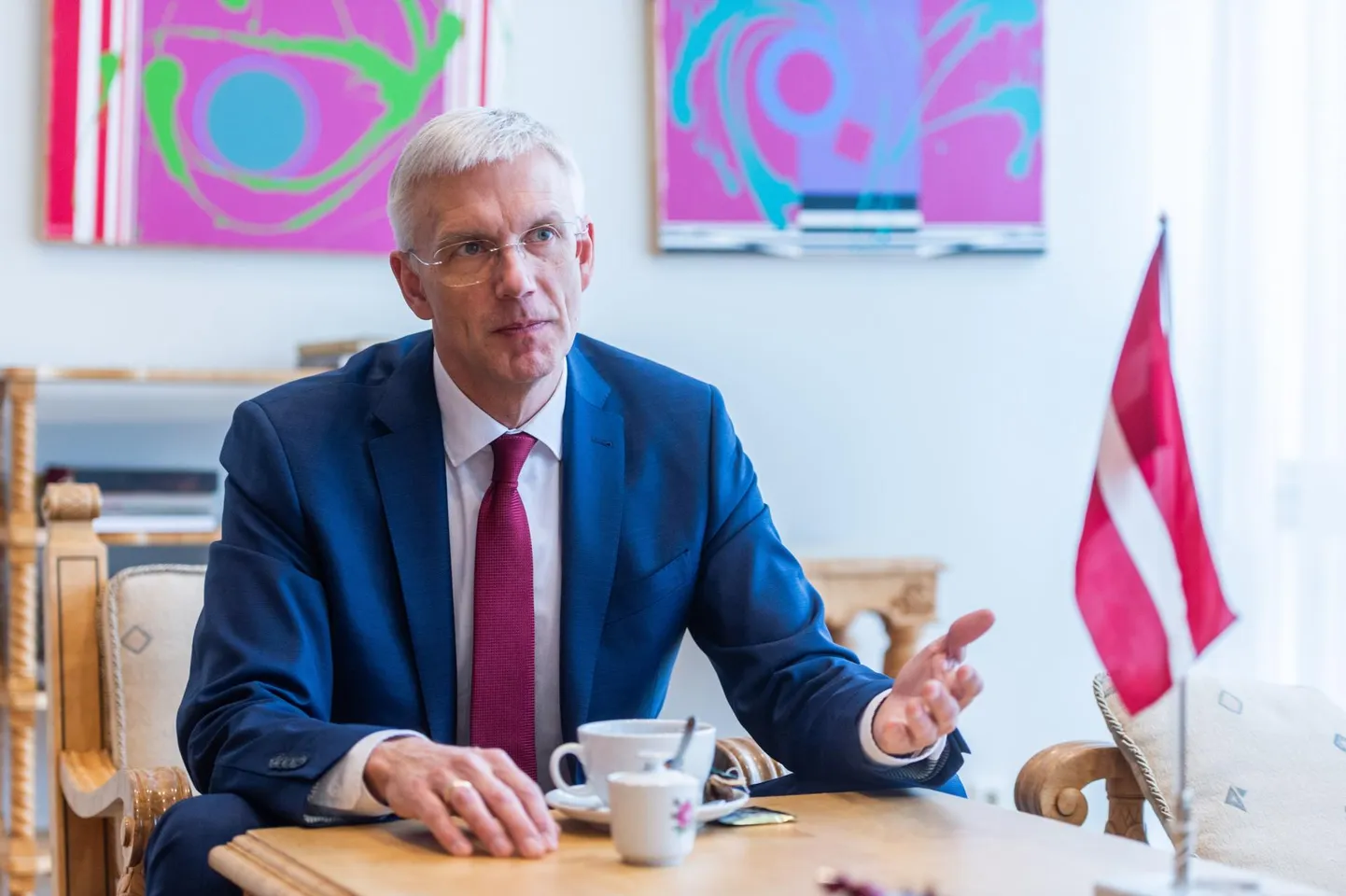 Läti peaminister Arturs Krišjānis Kariņš tänavu veebruaris Tallinnas Läti saatkonnas.