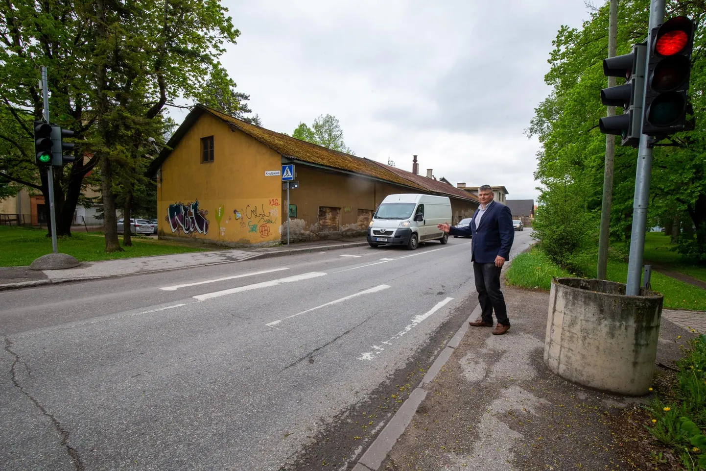 Linnavarade osakonna juhataja Kunnar Jürgenson näitas, et ristmiku laiendamiseks on tarvis kollane garaažidest koosnev hoone aadressiga Kreutzwaldi 46 lammutada.