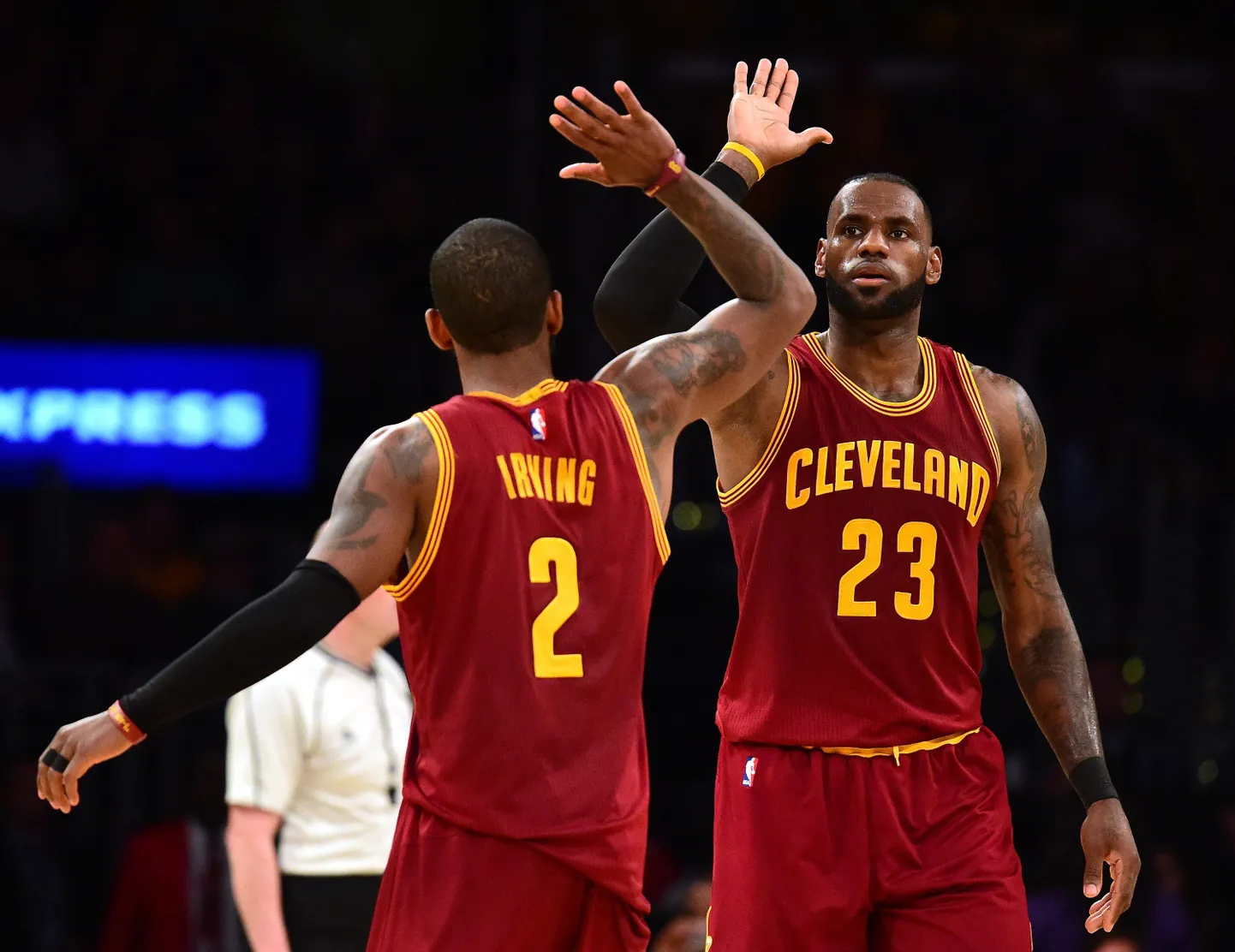 Cleveland Cavaliersi staarid Kyrie Irving (vasakul) ja LeBron James kohtumises LA Lakersi vastu.