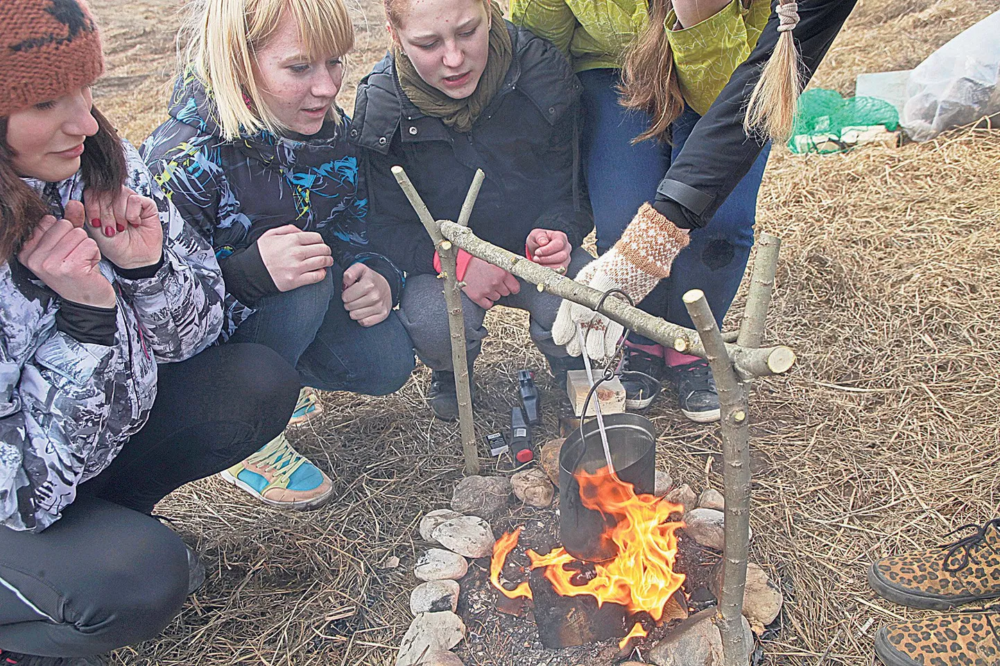 Põlva maleva kodutütardel õnnestus vesi kuumutada 50 kraadini, aga noorkotkastele jäid nad alla – poiste katelokis tõusis veetemperatuur üle 60 kraadi. Vee soojendamine oli vaid üks viieteistkümnest ülesandest.