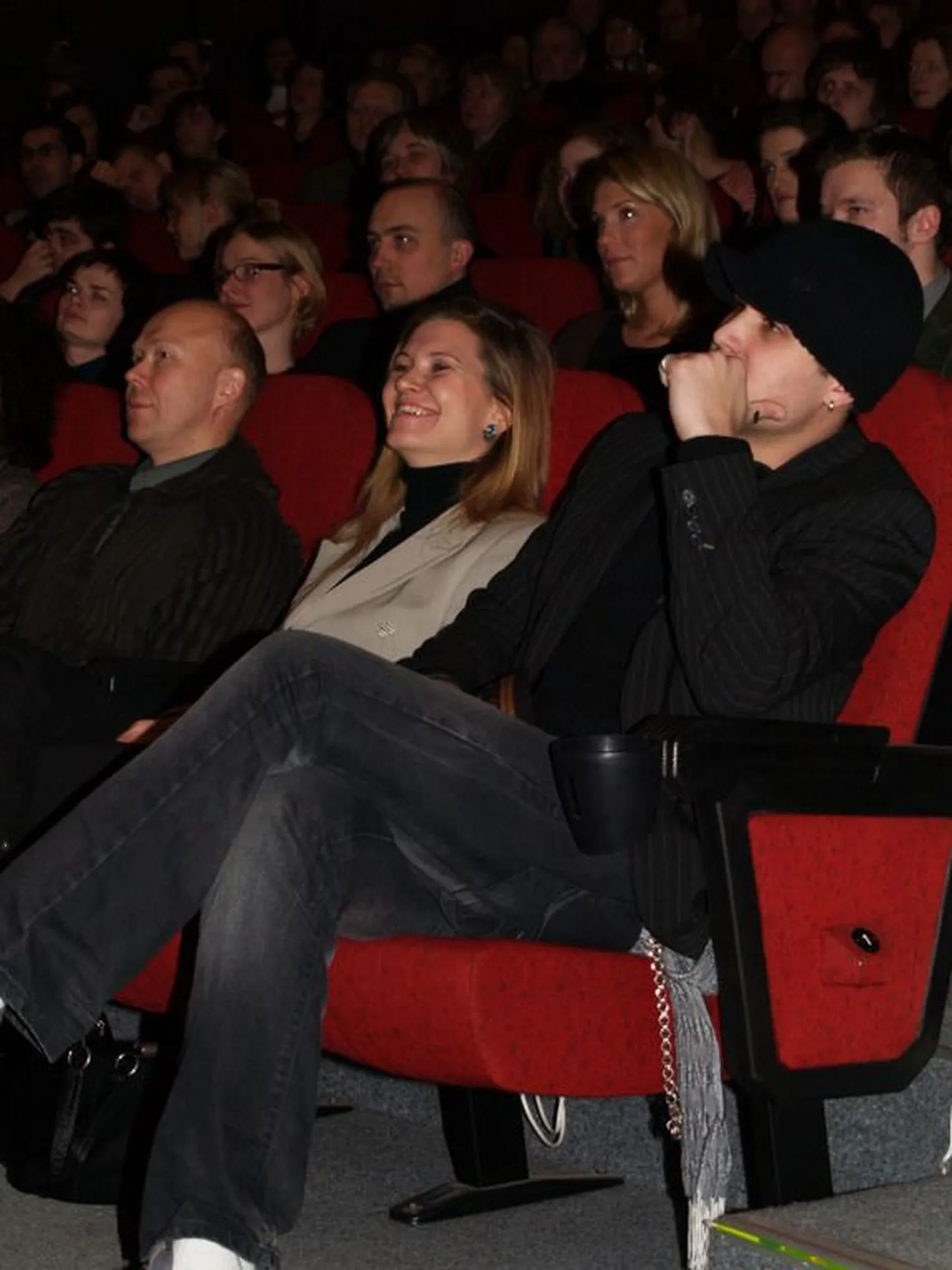 «Magnuse» esilinastus Cinema Rigas läks täissaalile. Esimeses reas paremalt peaosalist kehastanud Kristjan Kasearu ja reissöör Kadri Kõusaar.