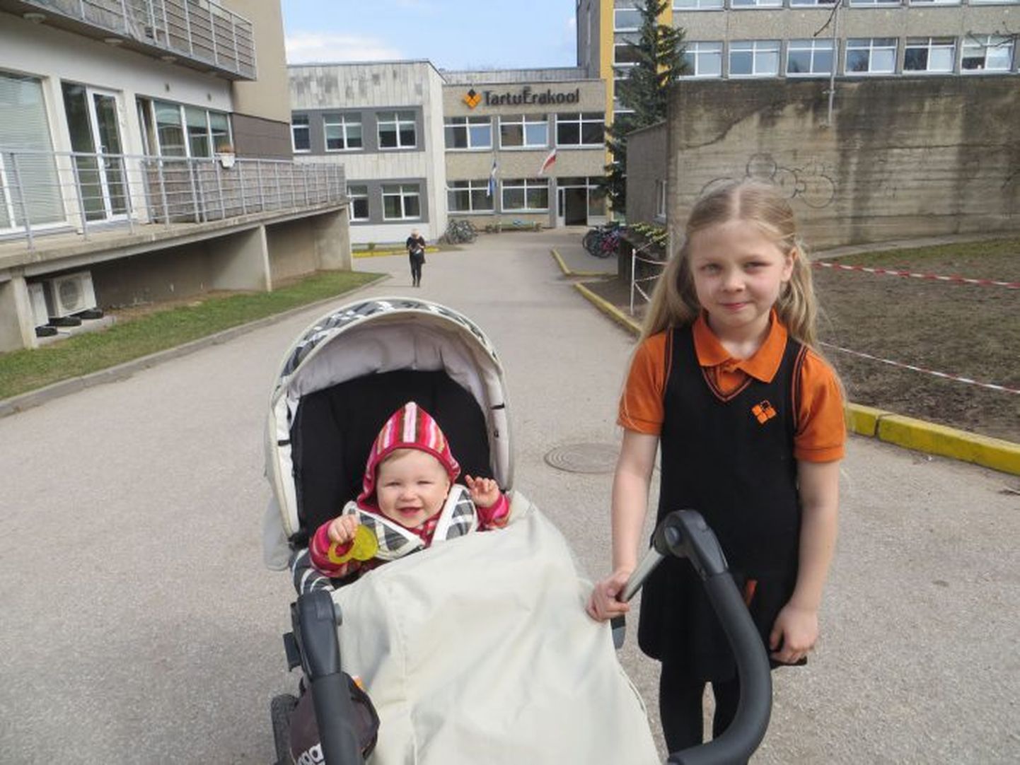 Kolme aasta eest koos perega Ameerikast Eestisse naasnud Eliisbet Org astus vanema venna jälgedes õppima Tartu erakooli. Koolipäeva lõpus ootab teda väike õde Loviise.