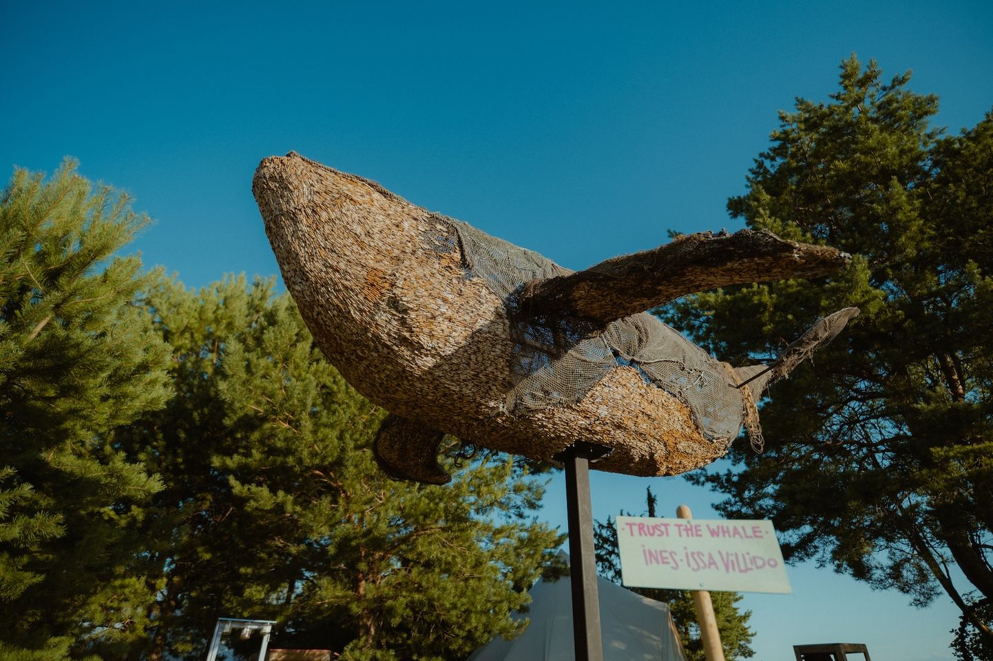 Скульптура кита из окурков.