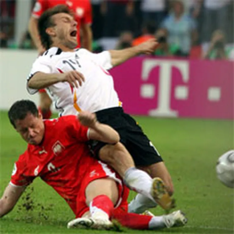 Tehniskais Vācijas izlases pussargs Bernds Šneiders saņem kārtējo belzienu pa kājām... 