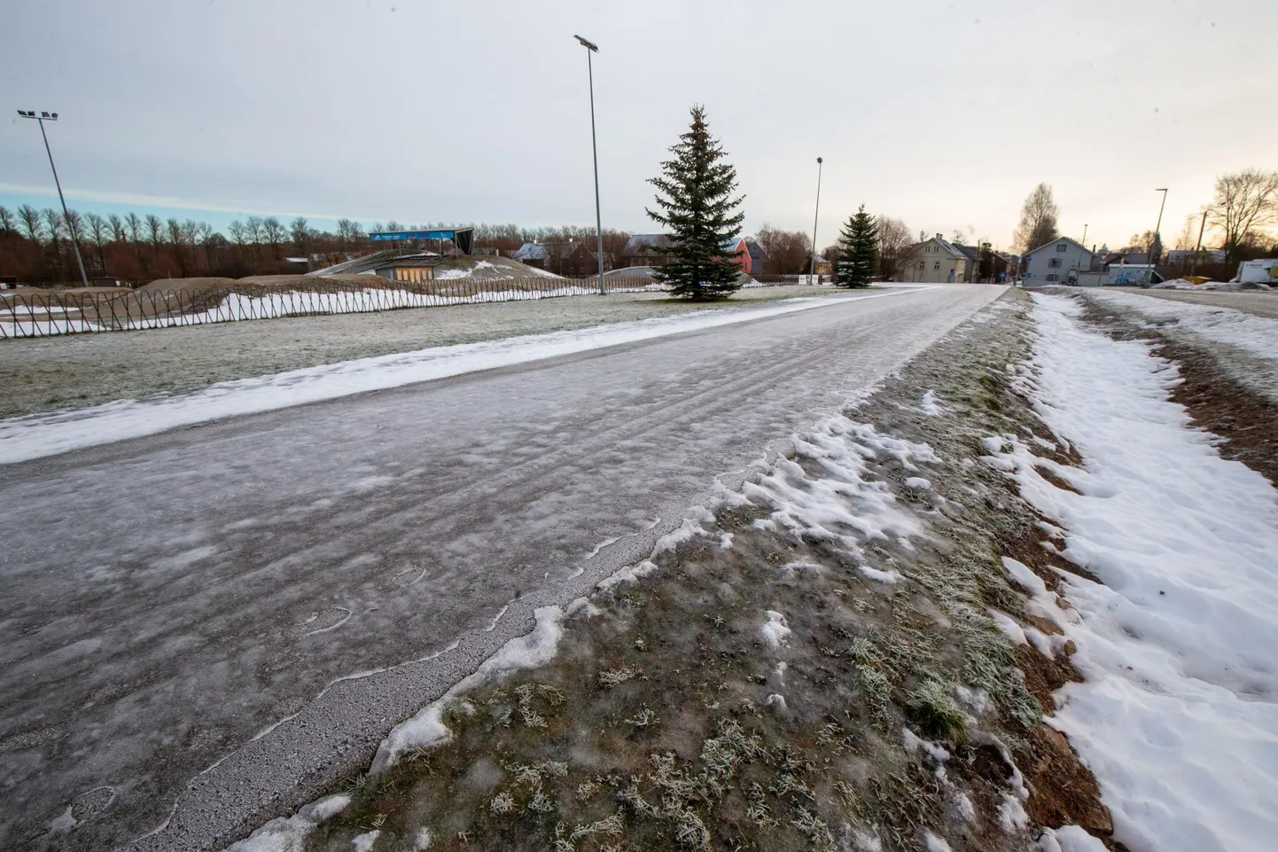 Tähtvere spordipargis pole suure sula järel suusaradadest suurt midagi järele jäänud.