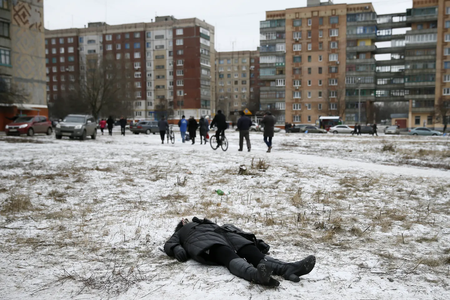 Raketirünnakus surma saanud naise elutu keha Kramatorskis 10. veebruaril 2025.