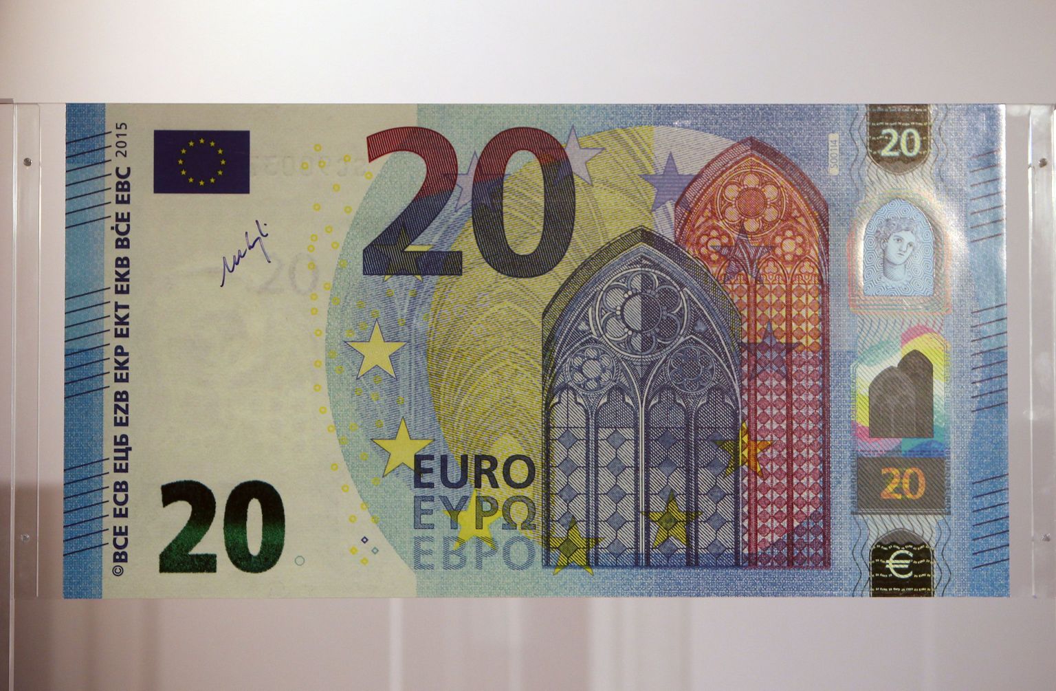 Новая банкнота евро.