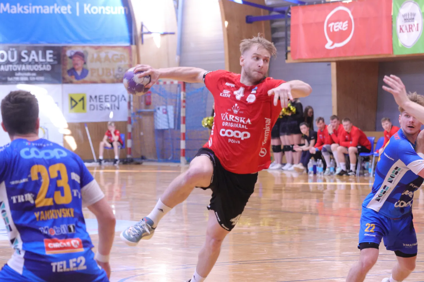 Põlva Serviti võttis kodus 12-väravalise võidu, viskel Robin Oberg.