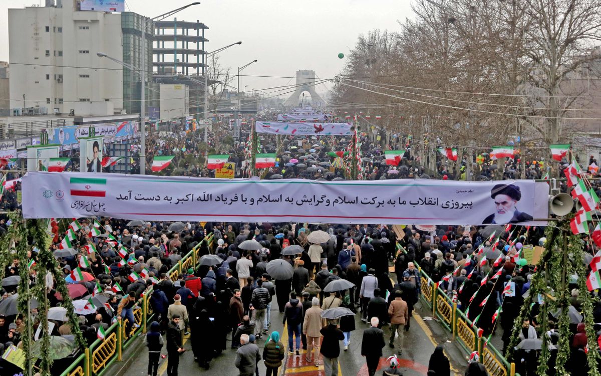 Iraanlased tähistamas Teheranis islamirevolutsiooni 40. aastapäeva.