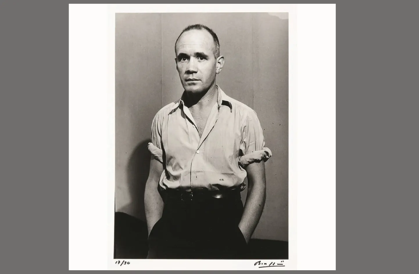 Ungāru izcelsmes franču fotogrāfa Brasai uzņemtais franču rakstnieka un politiskā aktīvista Žana Ženē (1910-1986) portrets.