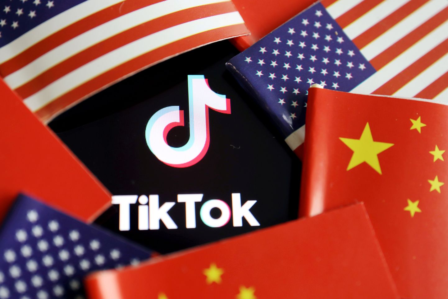 Hiina ja USA lipp ning mobiilirakenduse TikTok logo.