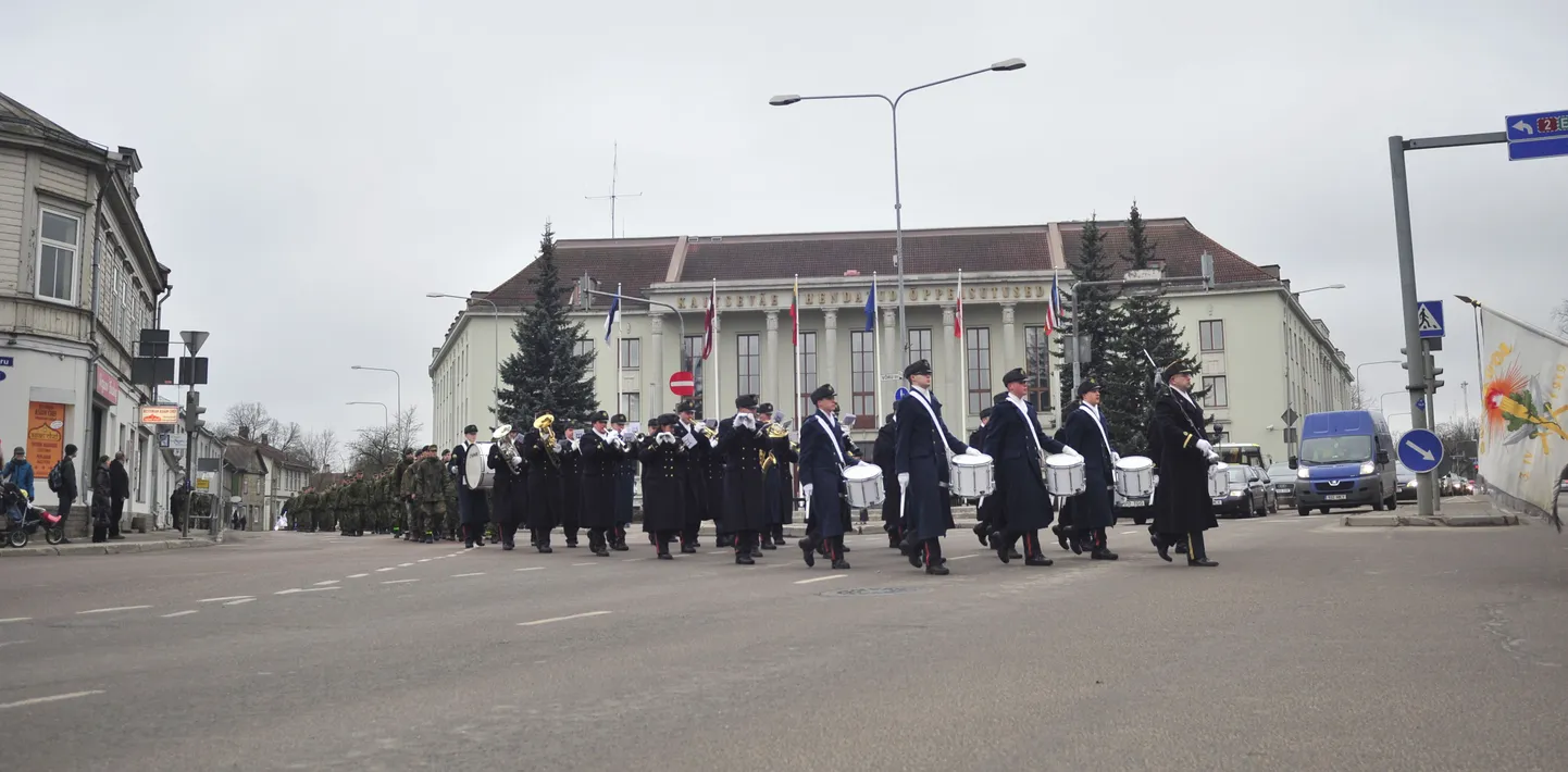 Kõrgema sõjakooli kadettide marss Tartus.