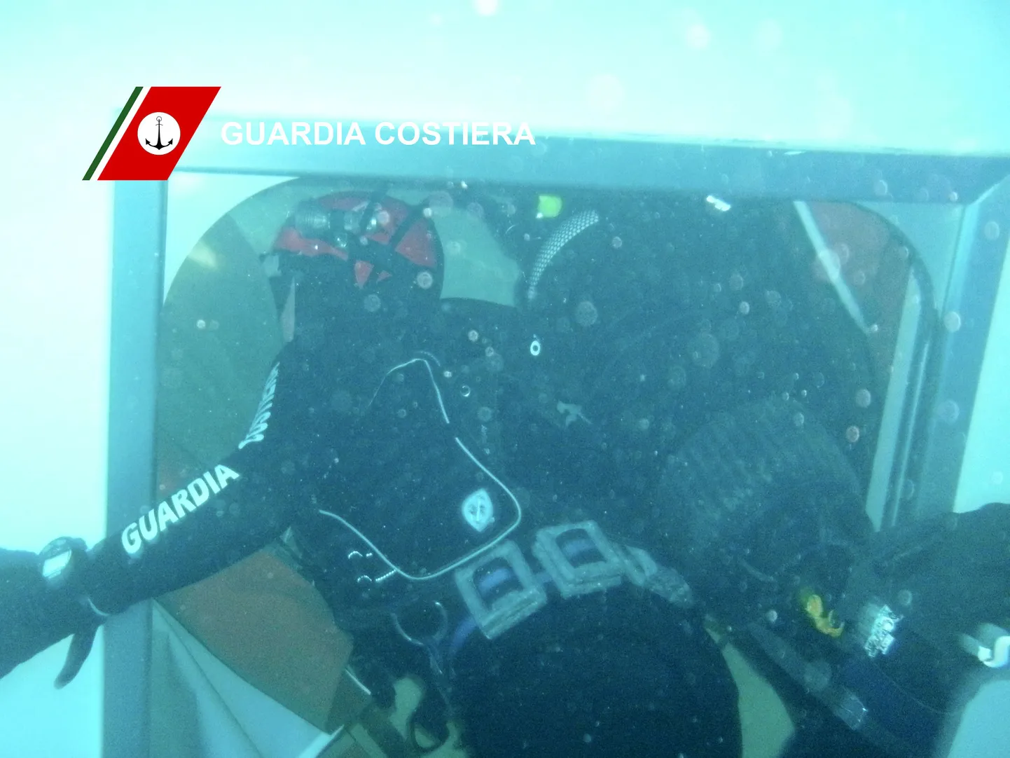 Itaalia rannavalve päästja uurimas Costa Concordia vee alla jäänud osa