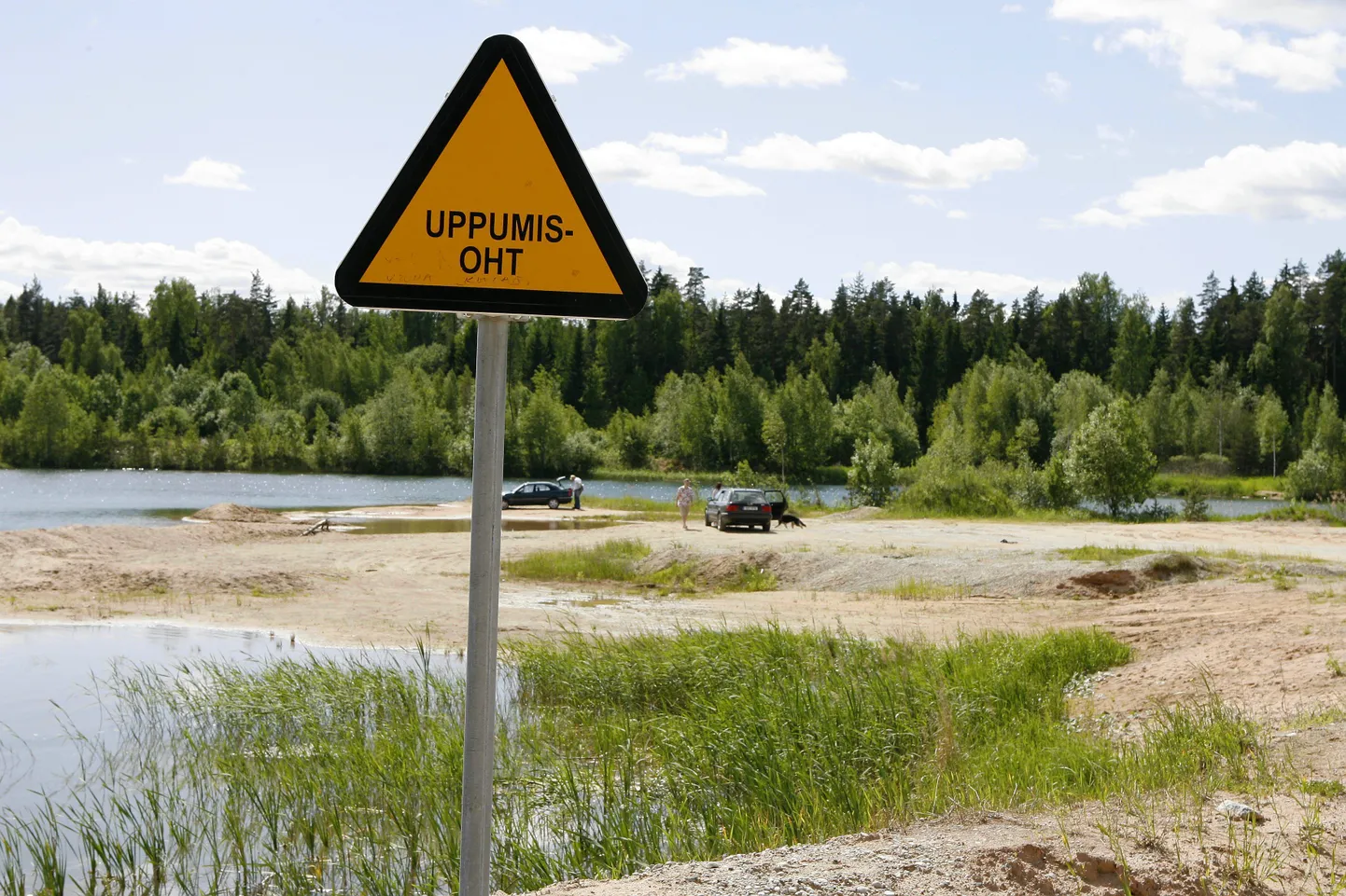 Viljandimaal Ahimäe karjääri kõrval on uppumise eest hoiatav silt.