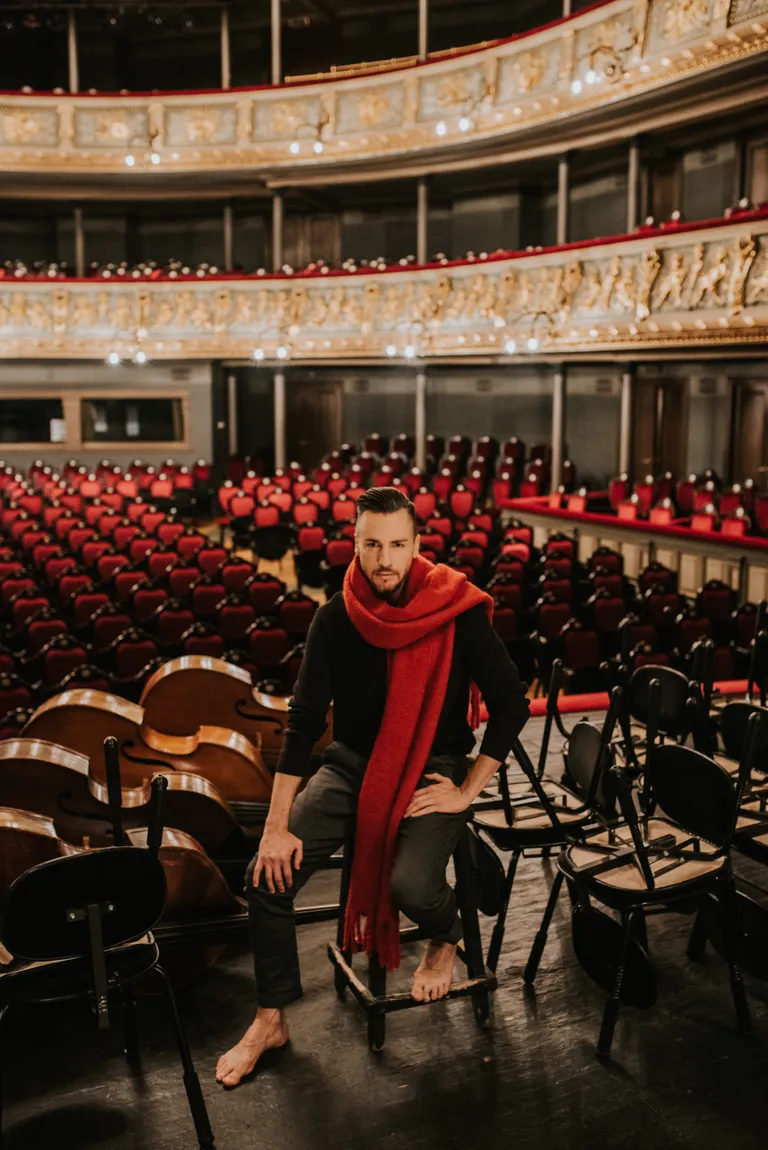 Latvijas Nacionālās operas un baleta mākslinieks Raimonds Martinovs.