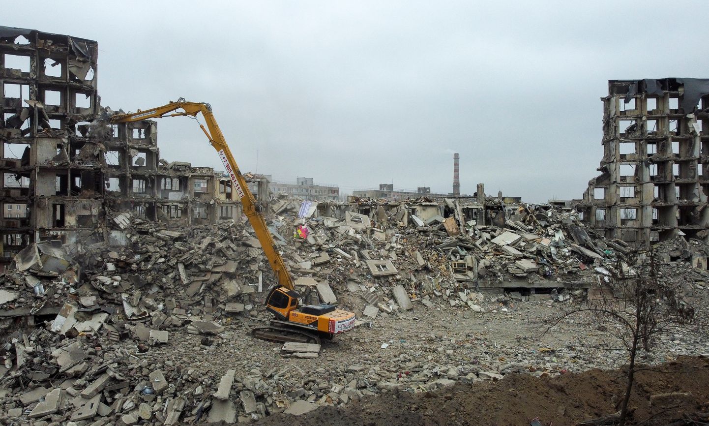 Vene vägede poolt puruks pommitatud Mariupoli kortermaja lammutamine