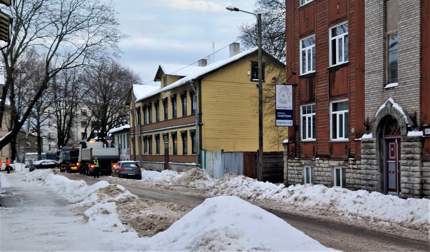 Sulava lume tõttu tuleks majade läheduses olla väga ettevaatlik. Foto on illustreeriv.