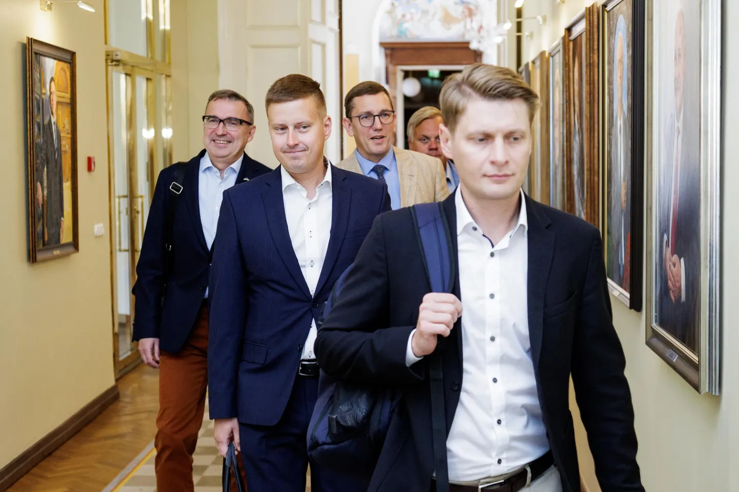 Reformierakonna delegatsioon teel koalitsioonikõnelustele. Vasakult Andres Sutt, Erkki Keldo ja Kristen Michal. Tagaplaanil kliimaministeeriumi kantsler Keit Kasemets. Kõige ees sammub peaministri büroo juht Gerrit Mäesalu.
