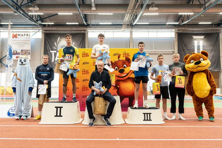 Pjedestaali kõrgeimale astmele tõusnud Toomas Tüüri juhendab Mihkel Lembit.