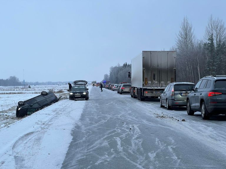 Две аварии на шоссе Таллинн-Тарту. Образовались пробки. 