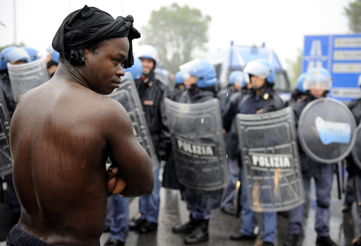 Itaalia märulipolitseinikud valvamas aafriklaste meeleavaldust Castelvolturno linnakeses Napoli lähedal.