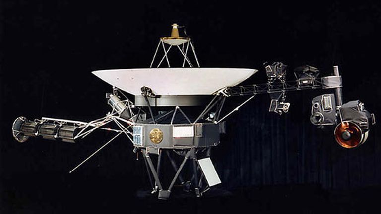 Uz Voyager 1 un Voyager 2 apzeltīti 12'' vara diski ar audiovizuālu vēstījumu, cik daudzveidīga ir civilizācija, kas apdzīvo planētu Zeme