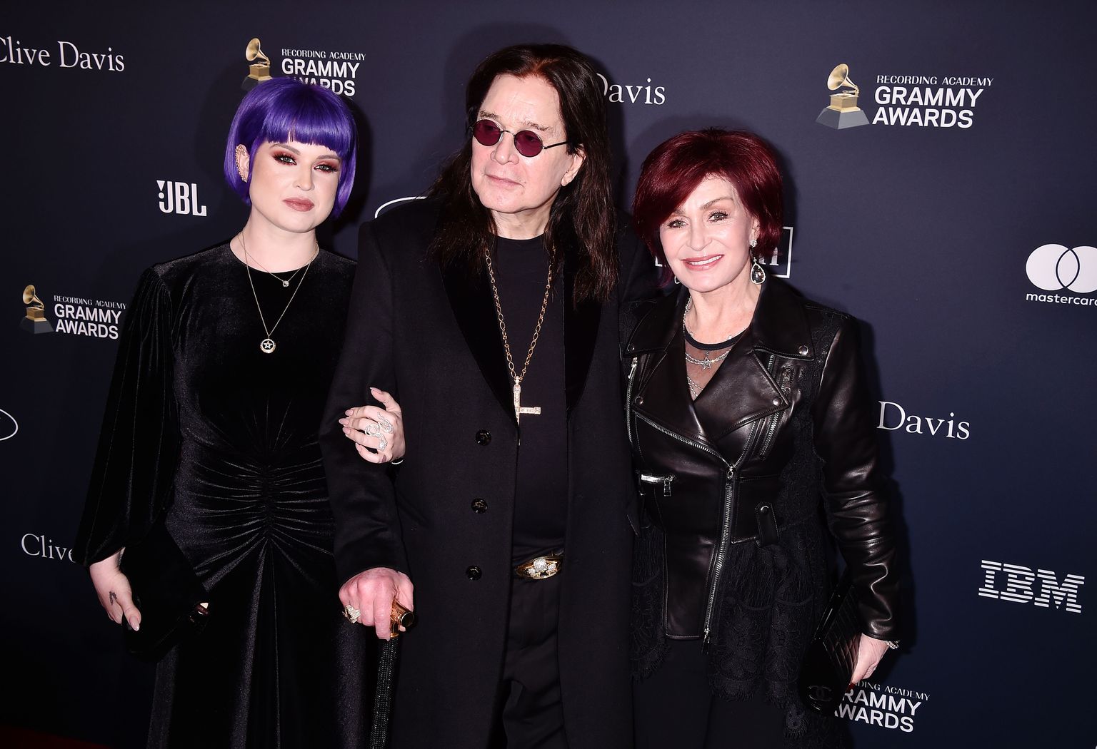 Vasakult Kelly Osbourne, Ozzy Osbourne ja Sharon Osbourne.