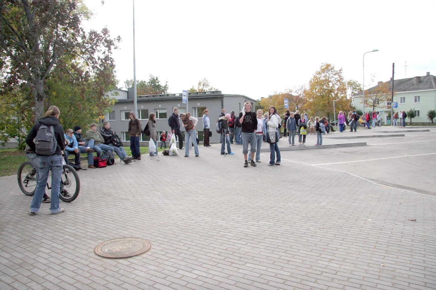 Bussiootajad lageda taeva all. Kui nad püüaksid külastuskeskuses oodata, siis läbi betoonseina ei näeks bussi saabumist.