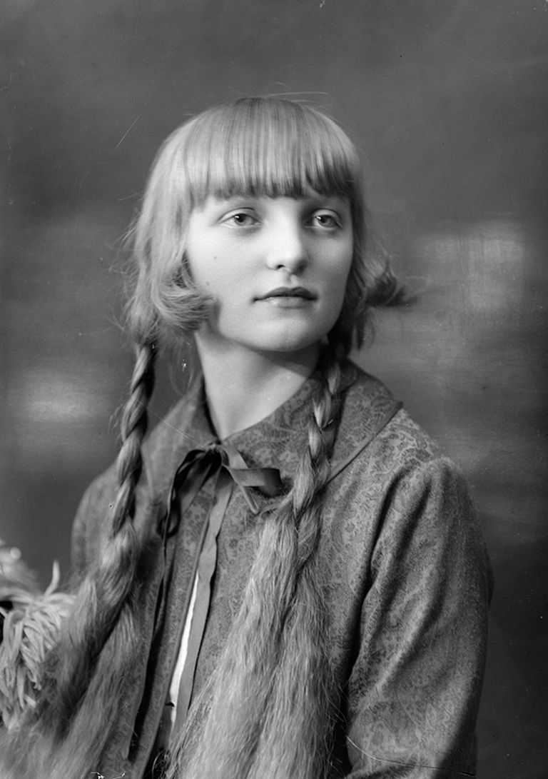 Parikas, Signe Pinna, portree profiilis, ca 1925, ETMM _ 4868 Fk 5005/kl, Eesti Teatri- ja Muusikamuuseum